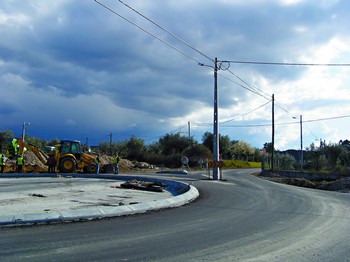 Um poste eléctrico em plena faixa de rodagem