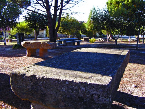 Mesa em pedra com configuração tumular