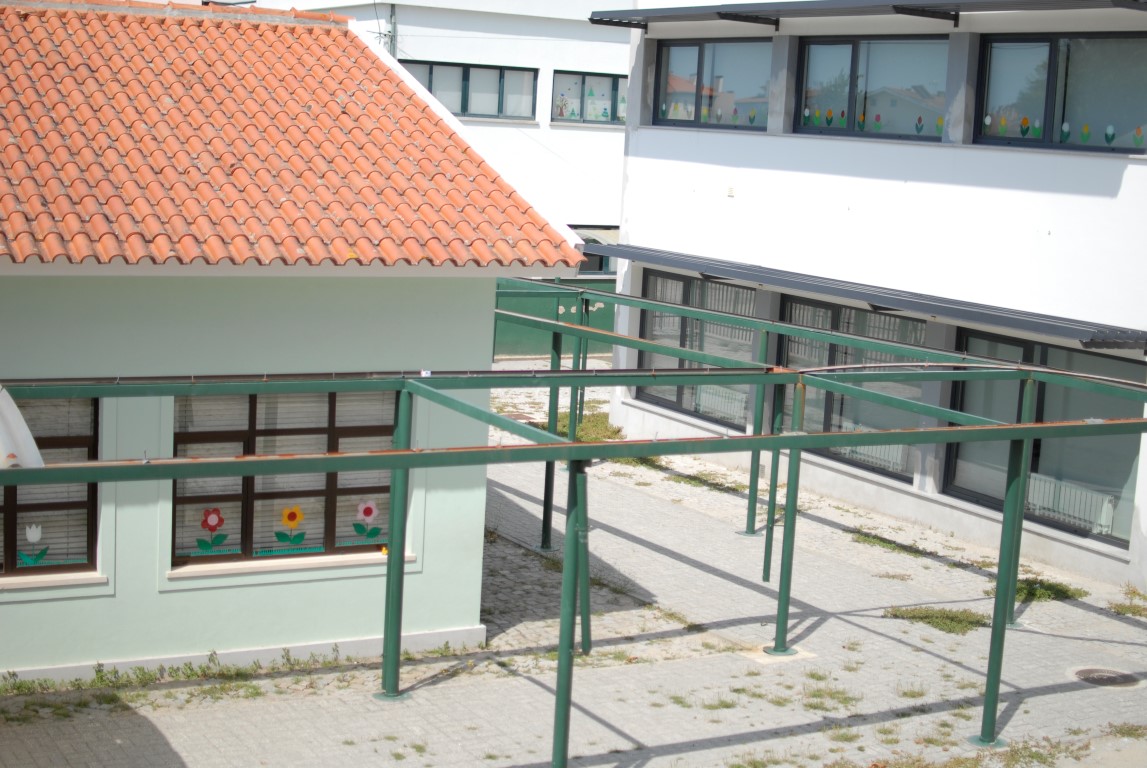 Coberturas em falta nos passadiço da Escola Básica do 1º Ciclo de Oliveira do Hospital devem ser colocadas em breve depois de mais de um ano à espera