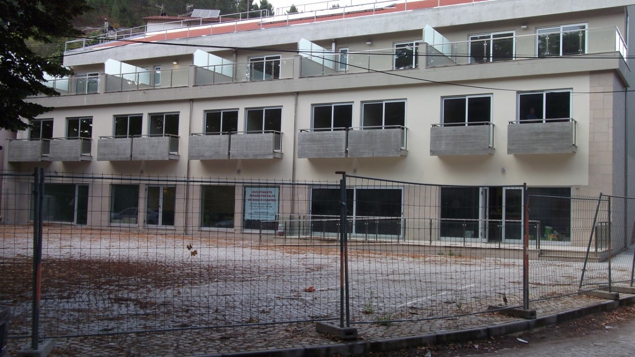 Retirado cartaz do hotel da Ponte das três Entradas