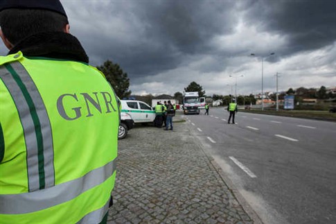 Mais de 4.800 militares da GNR fiscalizam uso do cinto de segurança e cadeirinhas até domingo e deteve 160 pessoas durante o fim de-semana