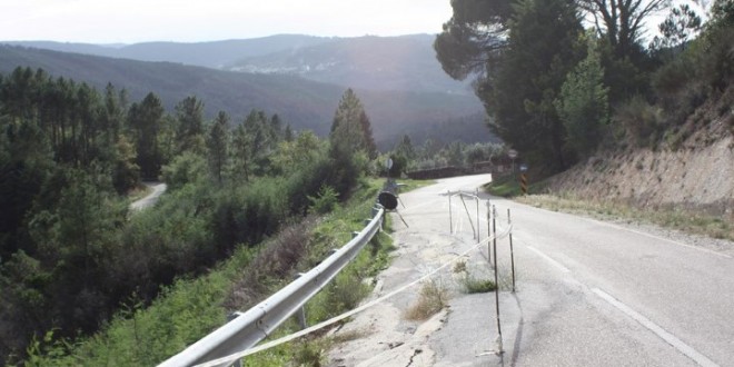 Cedência de asfalto em estrada Municipal que liga a Estrada nº 17 a duas aldeias “há demasiado tempo” à espera de reparação