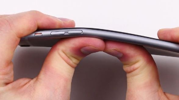 Iphone 6 acusado de arrancar cabelo e barba