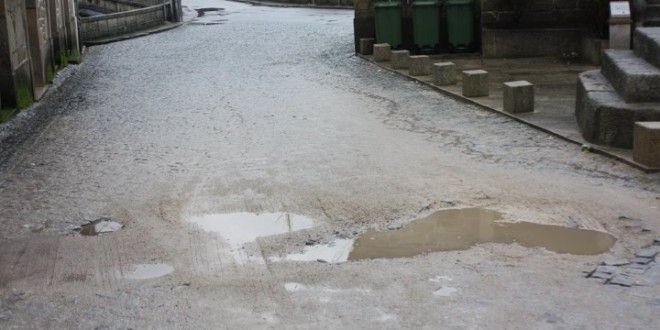 Obra inacabada deixa “cratera” no coração da Vila de Avô