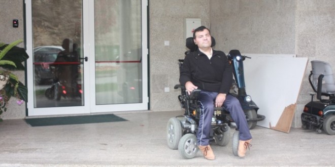 O Cartão de Cidadão, a falta de rampa de acesso ao Registo Civil de Oliveira do Hospital e o martírio de António Marques