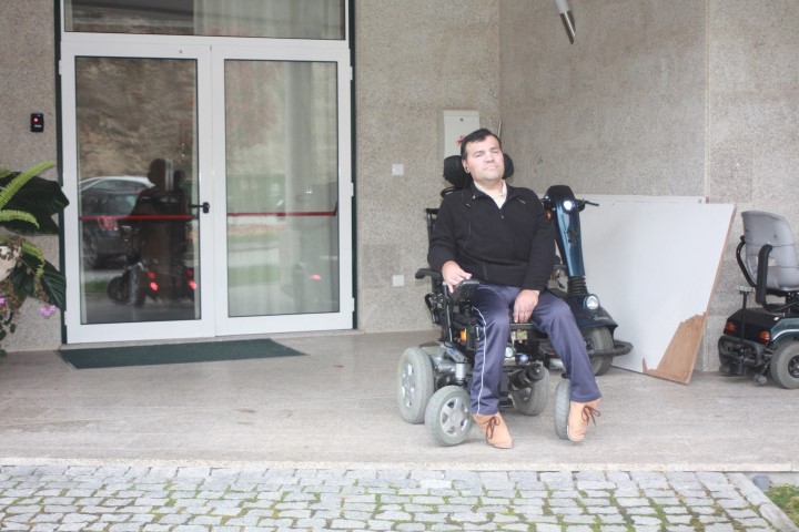 O Cartão de Cidadão, a falta de rampa de acesso ao Registo Civil de Oliveira do Hospital e o martírio de António Marques