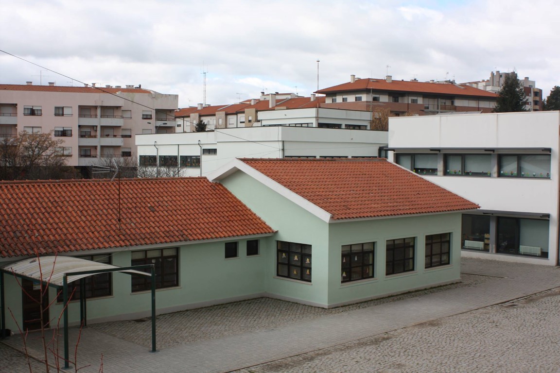 Pais acusam EB1 de Oliveira do Hospital de ausência de aquecimento nas salas por falta de abastecimento da autarquia, Agrupamento nega e Câmara não responde